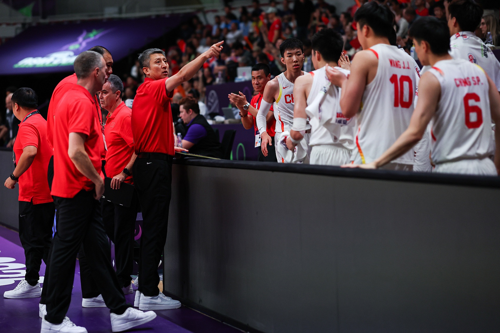 包含深圳男篮训练开放日；赛前豪取连胜引欢呼；CBA常规赛在即；临场指挥获称赞的词条