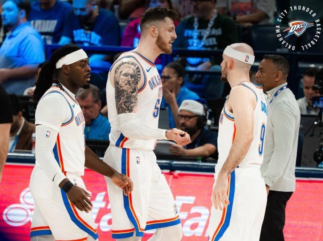 转折点！俄克拉荷马雷霆强势反弹，NBA季后赛转会期攻防权衡，话题不断，团队化学反应显著(俄克拉荷马雷霆队最新阵容)