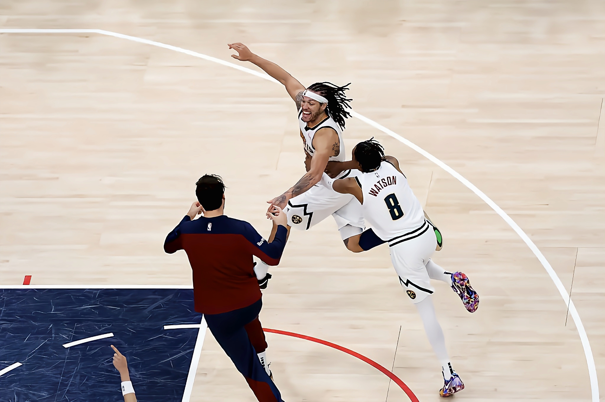 包含赛地聚焦：NBA季后赛赛后热度飙升，阿森纳绝杀压哨，底气十足，控场能力受关注的词条